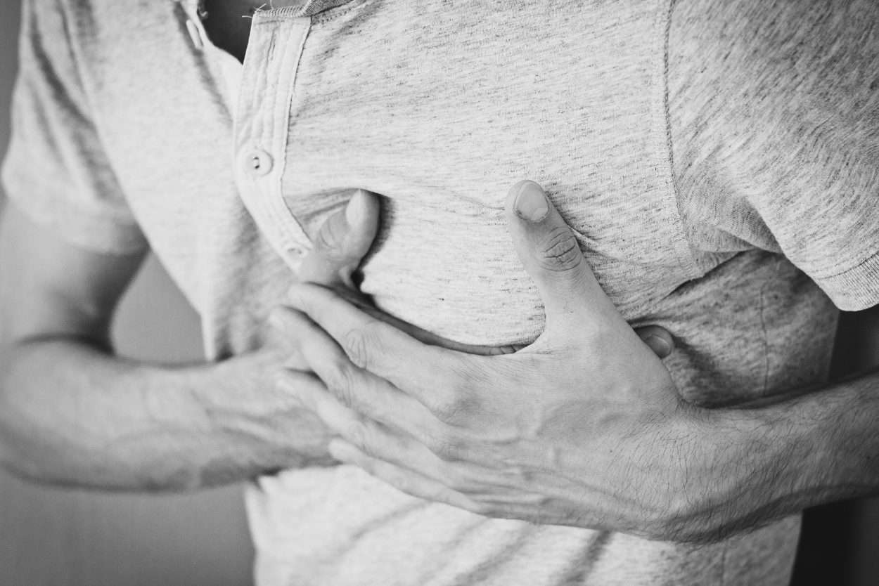 What To Do Immediately If Someone Has a Heart Attack ...